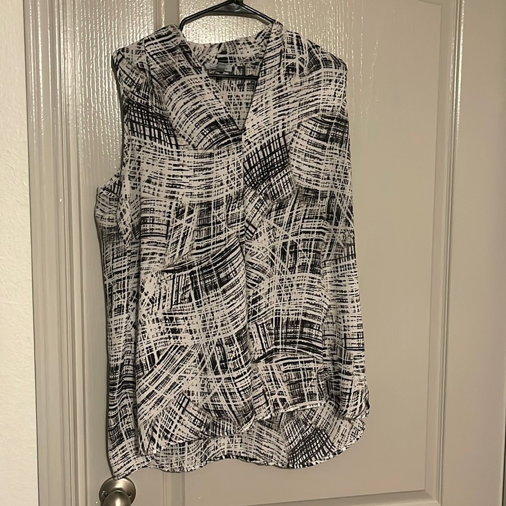 Black and white floral & ivy v neck